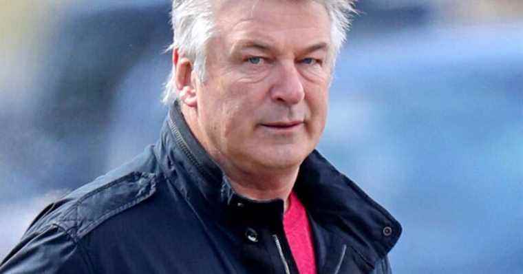 Alec Baldwin, “hysterical” after the drama, takes a radical decision and consoles the husband of Halyna Hutchins