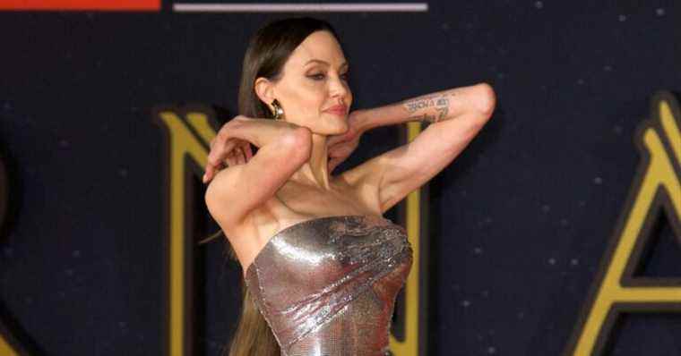 Angelina Jolie victim of a funny hair accident … in the middle of the red carpet