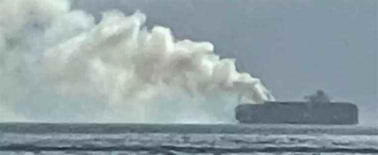 British Columbia: cargo ship drops part of its cargo, before catching fire