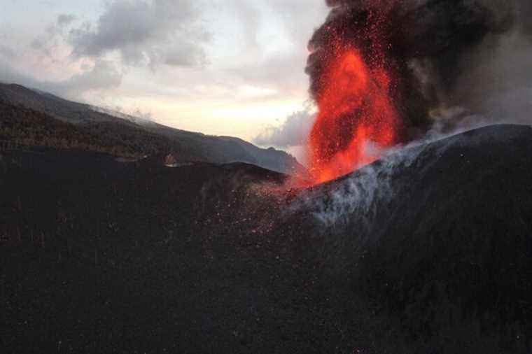 Canary Islands |  Cumbre Vieja volcano continues to spew lava and ash