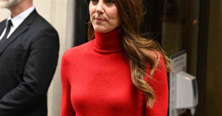 Flamboyant Kate Middleton: total red look to tackle a sensitive subject