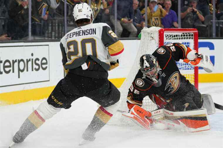 Golden Knights resist Ducks charge