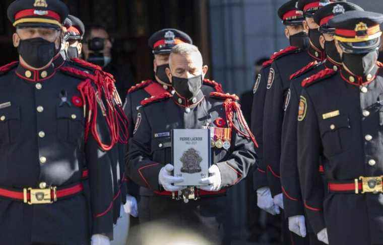 Grandiose and moving funeral for firefighter Pierre Lacroix