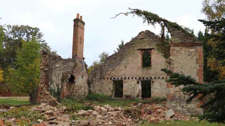 IN IMAGES, IN PICTURES.  Symbol of the Resistance, the forest house of Lorris has partly collapsed