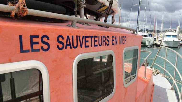 Maritime rescue services save a broken down yacht in Plouguerneau