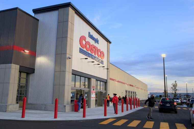 Opening of a new Costco warehouse in Anjou |  Customers looking for PlayStation5