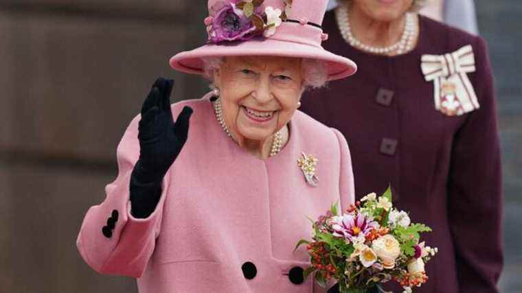 Queen Elizabeth II refuses senior citizen award