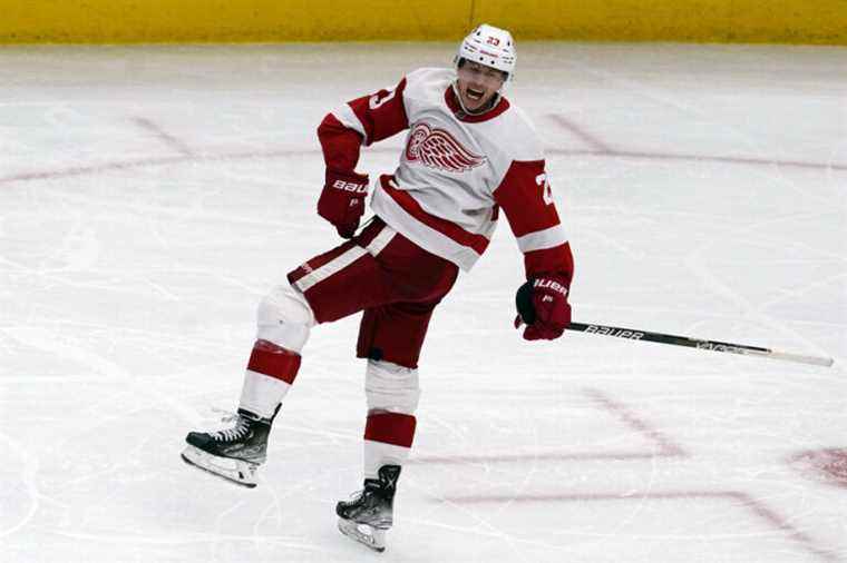 Raymond hat trick helps Red Wings win 6-3