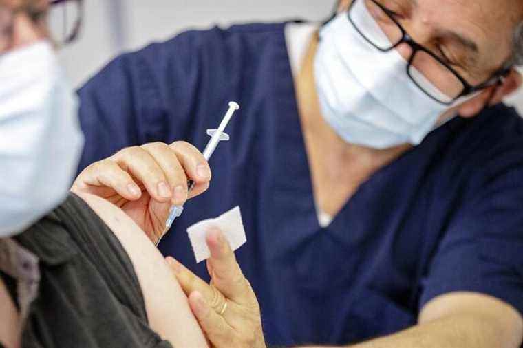 Vaccination |  NACI recommends third dose for people 50 and over