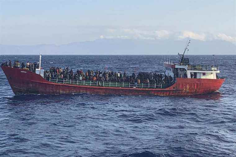 Ship carrying 400 migrants rescued off Crete