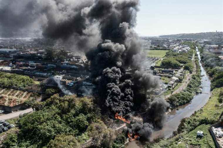 South Africa |  Oil pipeline fire kills at least three