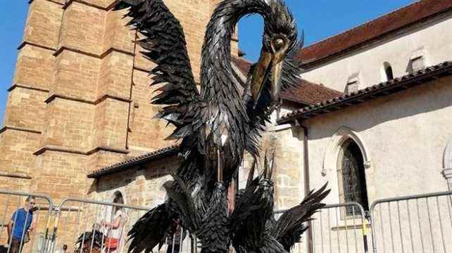 The city of Arbois created a kitty to buy a pelican statue, the emblem of the city