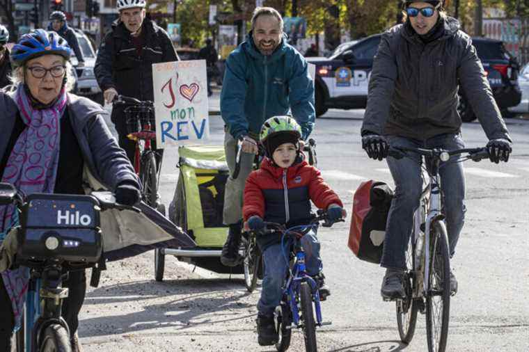 Traffic on the REV Saint-Denis |  Cyclists gather to celebrate