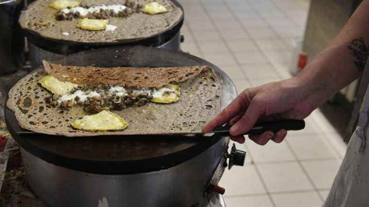 You will talk about it today.  A 79-year-old Breton gets a permanent contract in a crêperie in Concarneau