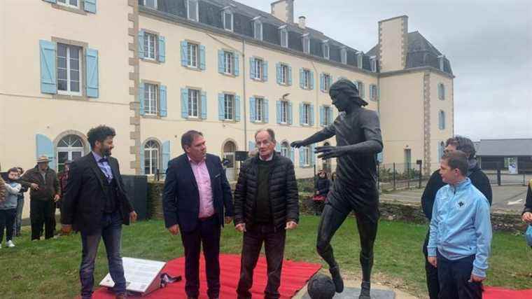 a statue of Raymond Keruzoré inaugurated in Carhaix