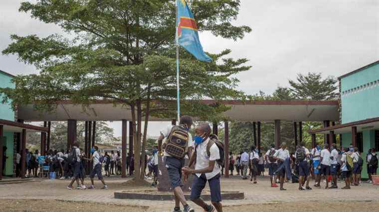 students invade parliament to demand the resumption of classes