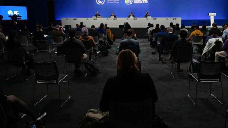 the fall of a tree on a catenary blocks the route of the COP26 to a crowd of travelers