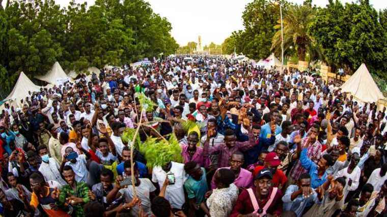 the majority of ministers and civilian members of the Transitional Council arrested