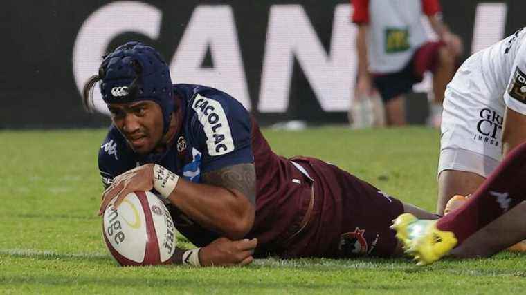 the road rises for the UBB opposite Clermont