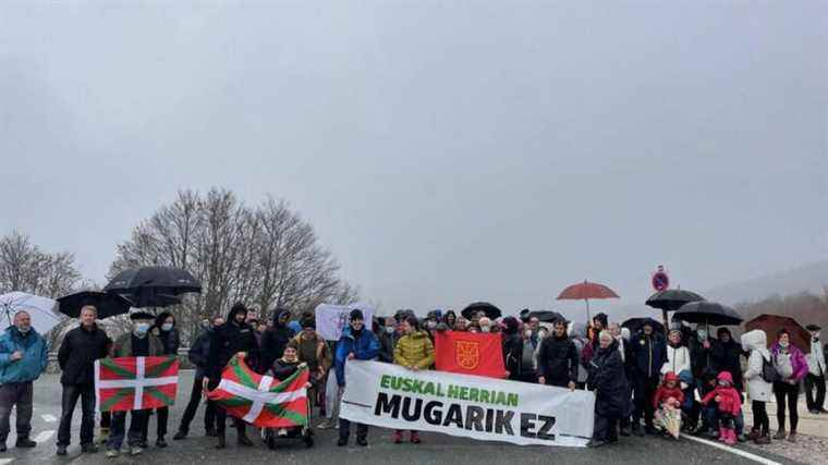 130 people denounce the closure of the crossing point at the port of Larrau