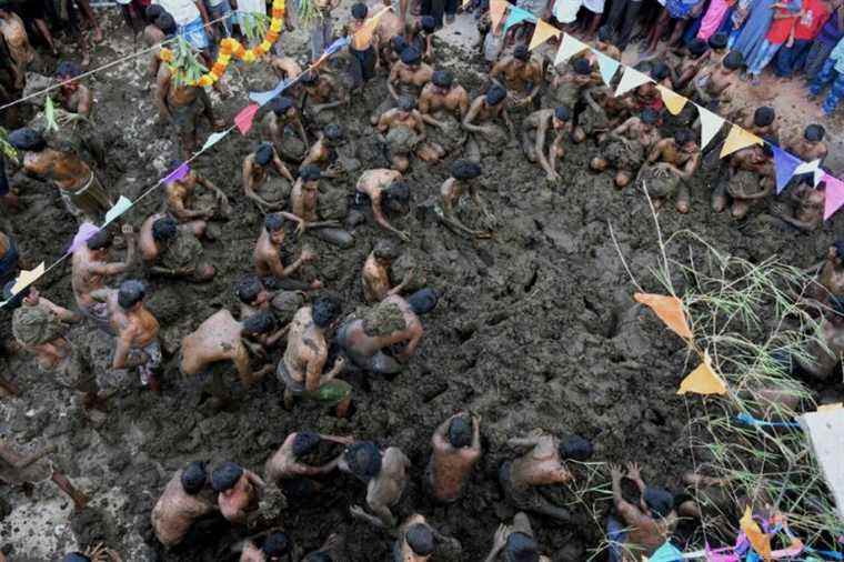 Cow dung battle for the feast of an Indian village