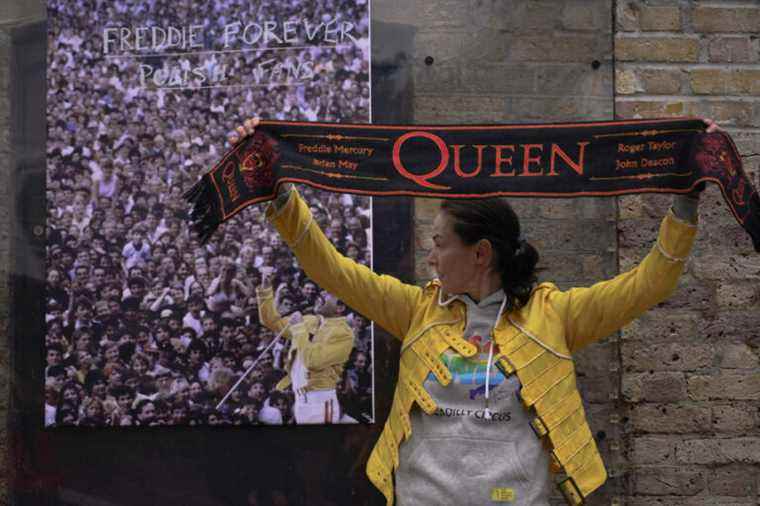 30 years after his death |  Queen fans pay homage to Freddie Mercury