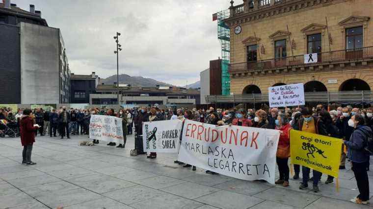 300 people pay homage to him in Irun