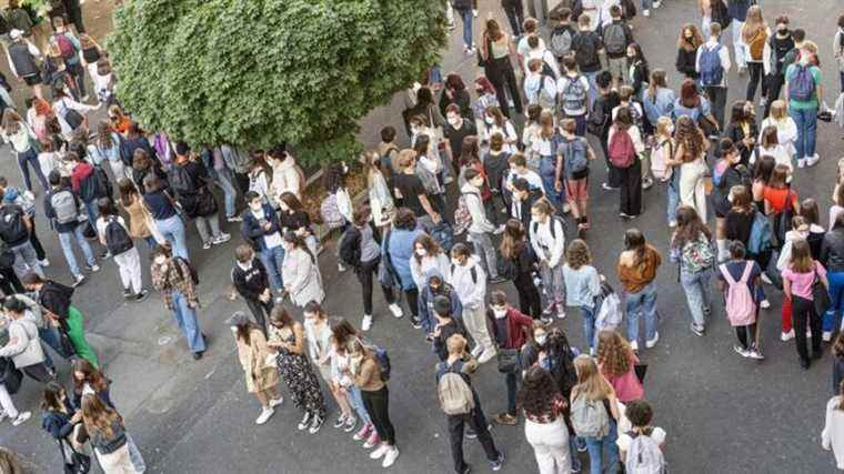 8,000 classes are closed in France, 2,000 more than last Tuesday