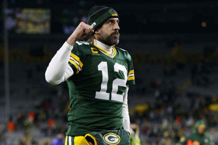 Aaron Rodgers on the pitch despite a toe injury