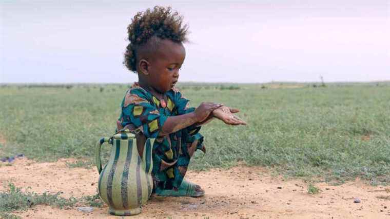 Actress Aïssa Maïga films the waterless daily life of Fulani women in the documentary “Marcher sur l’eau”