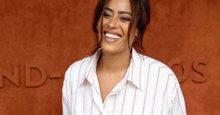 Amel Bent pregnant: she reveals her baby bump during the NRJ Music Awards