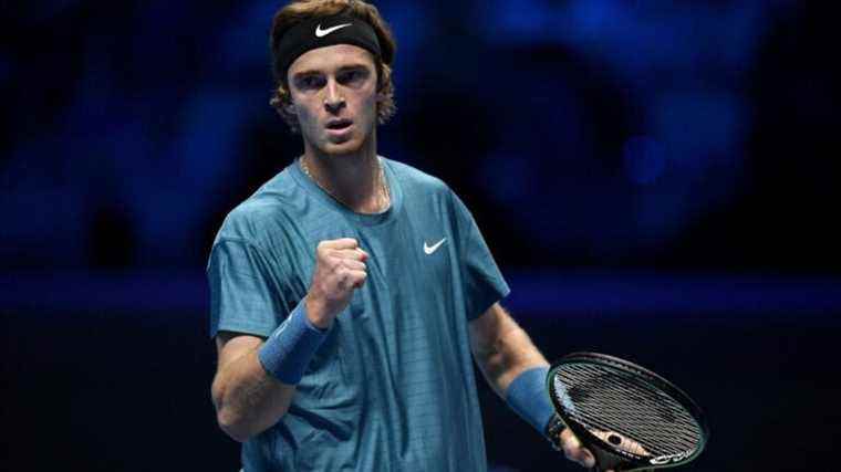 Andrey Rublev dominates Stefanos Tsitsipas