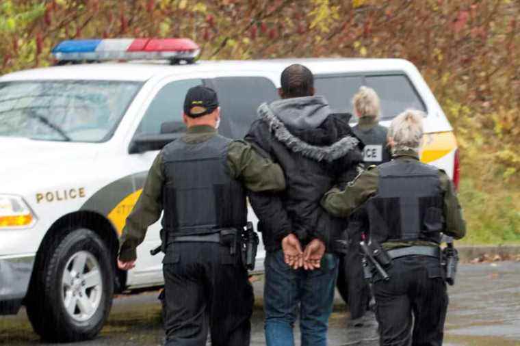 Anti-vaccine demonstrators follow Legault’s procession, an arrest