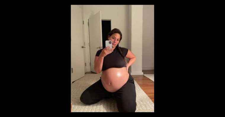 Ashley Graham pregnant: she flaunts her baby bump and stretch marks, and reinstates a subscriber