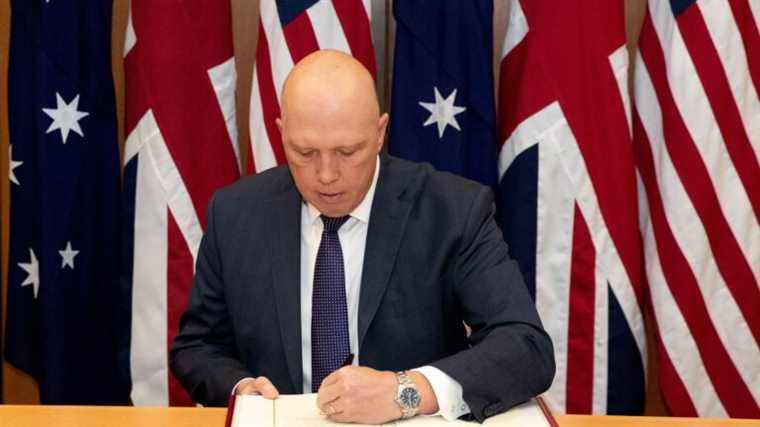 Australia officially signs agreement with US and UK