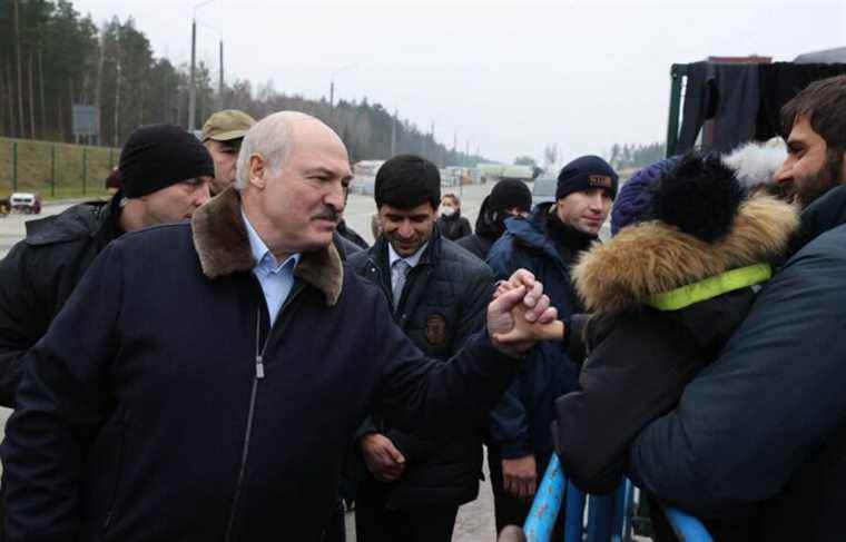 Belarus: Lukashenko promises stranded migrants that he will not hold them back