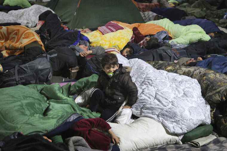 Belarus-Poland border |  Minsk says 2,000 migrants spent the night in the shelter