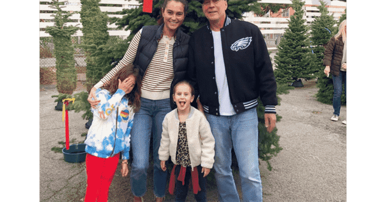 Bruce Willis, dad and happy husband: tender photo with his youngest daughters and his wife Emma