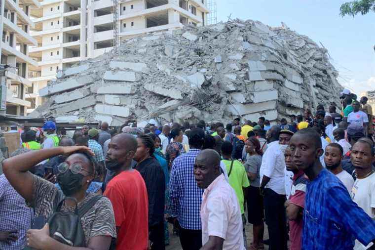 Collapsed building in Lagos |  At least four dead and dozens of workers still stranded