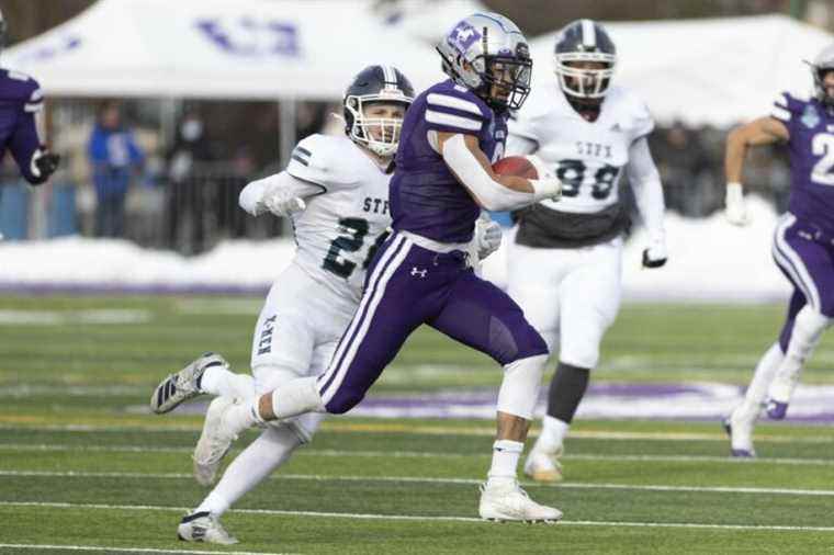 College football |  Western rosse St-Francis-Xavier 61-6 at the Mitchell Cup