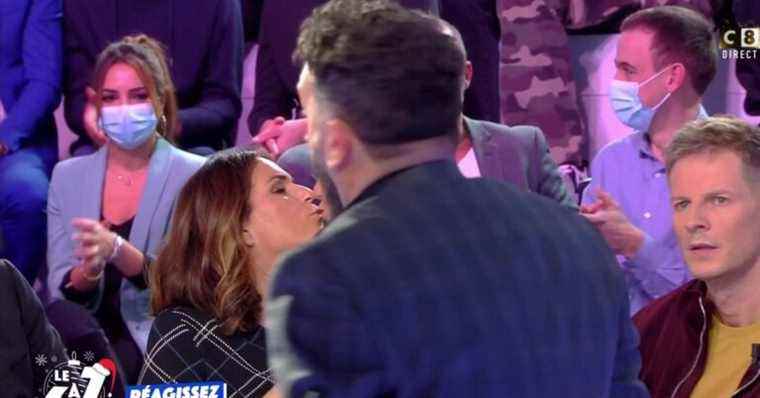 Delphine Wespiser and Valérie Benaïm share a kiss: Seduction sequence in TPMP