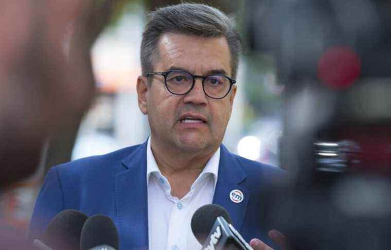 Denis Coderre will unveil the list of his clients if he is elected