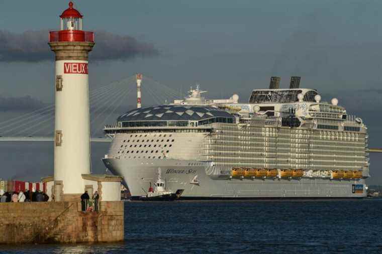 Departure of the biggest liner in the world