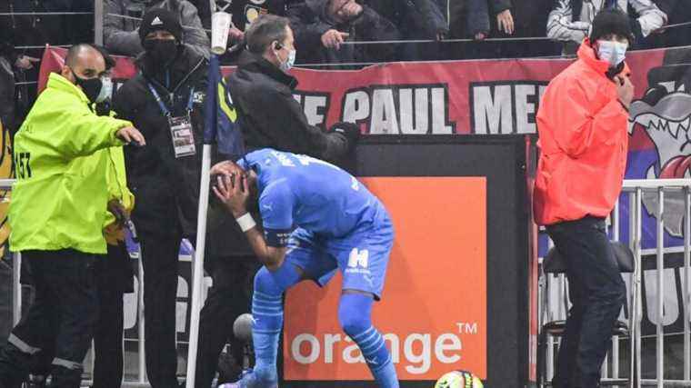 Dimitri Payet hit by a bottle thrown from the stands, the eighth serious incident of a hectic Ligue 1 season