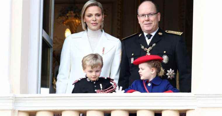 Does Charlene of Monaco live with Albert at the palace?  A loved one brings new elements …