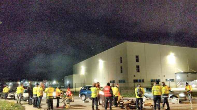 Dozens of workers on strike in front of the Leroy Merlin warehouse in Valence