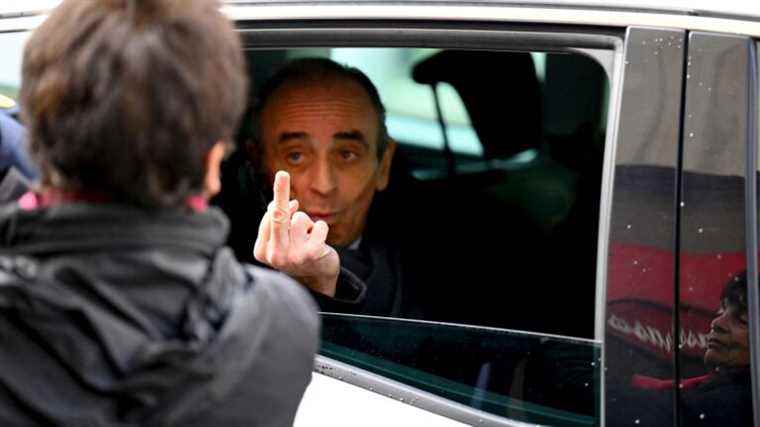 During an eventful visit to Marseille, Eric Zemmour gives a middle finger to a passerby