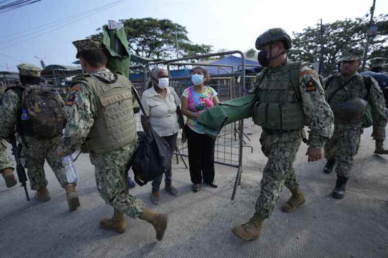 Ecuador |  After the massacre, military reinforcements around the prison of Guayaquil