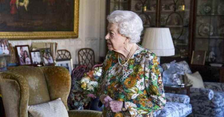 Elizabeth II reappears in Windsor: standing, unassisted, after back problem