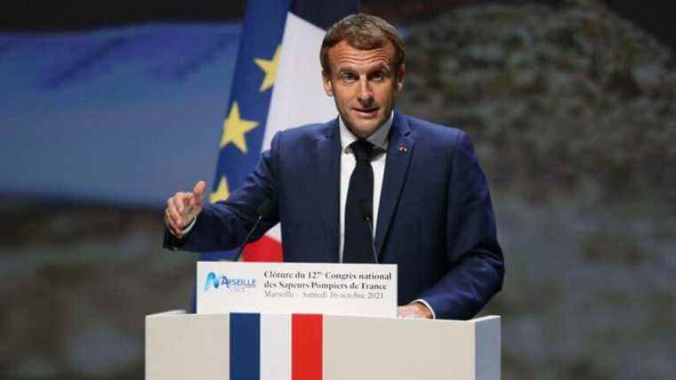 Emmanuel Macron receives 1,000 elected officials at the Élysée